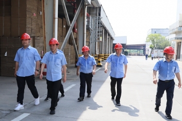 送清凉、致敬意！公司董事长朱在龙带队慰问一线劳动者